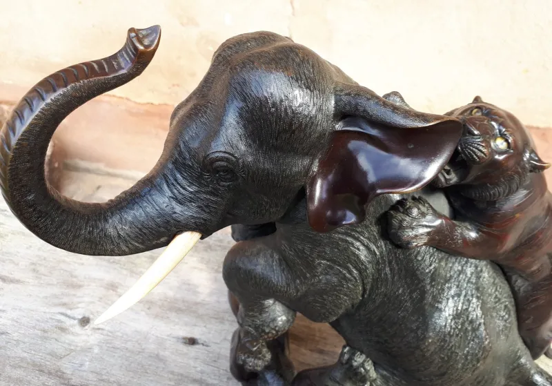 Pamono Meiji Okimono Bronze Sculpture of an Elephant Attacked by Tigers, Japan, 1890s> Sculpture