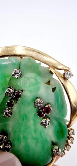 Pamono Mid-Century 18 Karat Yellow Gold Brooch with Jade, Diamonds and Rubies, Italy, 1950s><noscript><img width=