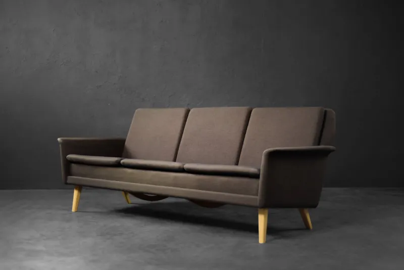 Pamono Mid-Century Danish Modern Brown 3-Seater Sofa by Folke Ohlsson for Fritz Hansen, 1960s> Couches & Sofas