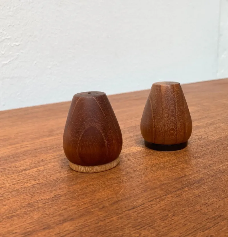 Pamono Mid-Century Danish Teak Pepper and Salt Shaker, 1960s, Set of 2> Salt & Pepper Shakers