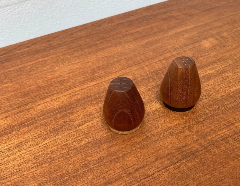 Pamono Mid-Century Danish Teak Pepper and Salt Shaker, 1960s, Set of 2> Salt & Pepper Shakers