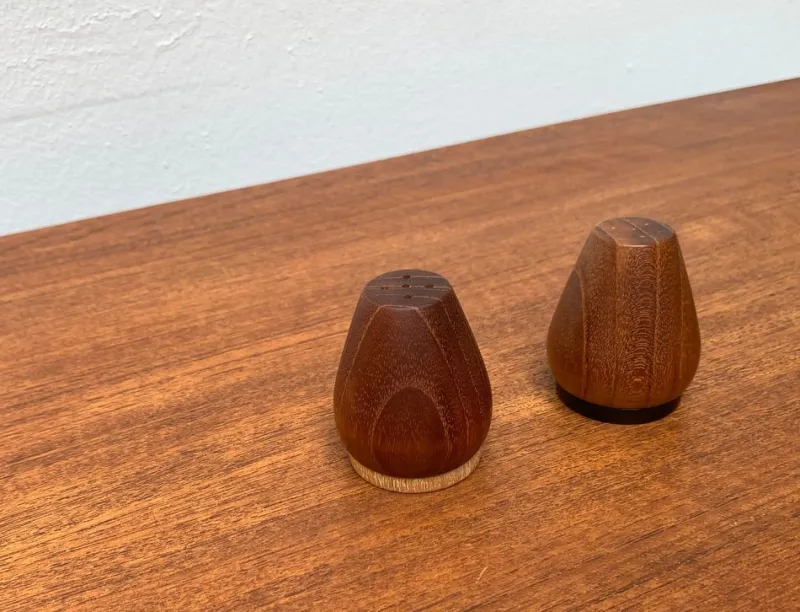 Pamono Mid-Century Danish Teak Pepper and Salt Shaker, 1960s, Set of 2> Salt & Pepper Shakers