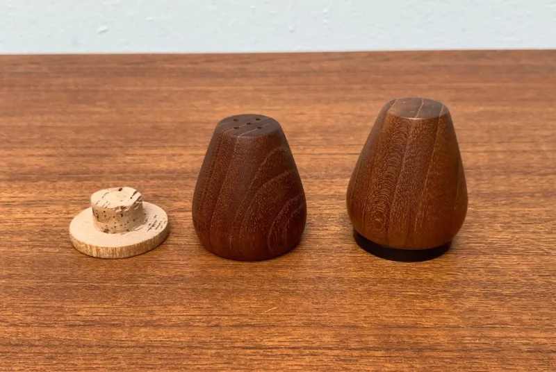 Pamono Mid-Century Danish Teak Pepper and Salt Shaker, 1960s, Set of 2> Salt & Pepper Shakers