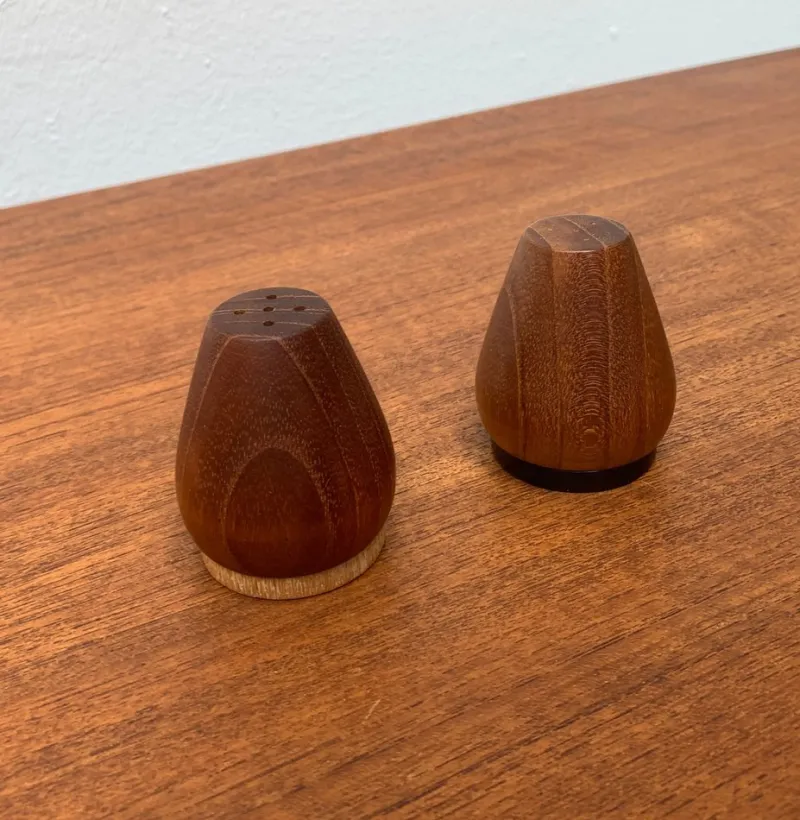 Pamono Mid-Century Danish Teak Pepper and Salt Shaker, 1960s, Set of 2> Salt & Pepper Shakers
