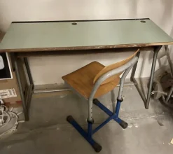Pamono Mid-Century French Children's Desk and Chair, 1970s, Set of 2><noscript><img width=