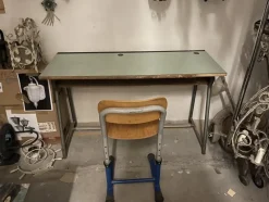 Pamono Mid-Century French Children's Desk and Chair, 1970s, Set of 2><noscript><img width=
