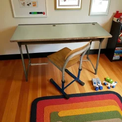 Pamono Mid-Century French Children's Desk and Chair, 1970s, Set of 2><noscript><img width=