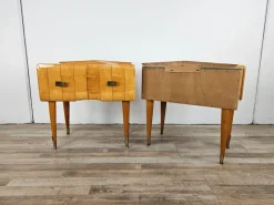 Pamono Mid-Century Italian Bedside Tables in Maple, Brass and Decorated Glass, 1950s, Set of 2><noscript><img width=