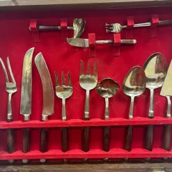 Pamono Mid-Century Italian Teak Handled Cutlery Set in Canteen, 1970s, Set of 100> Cutlery & Serving Utensils