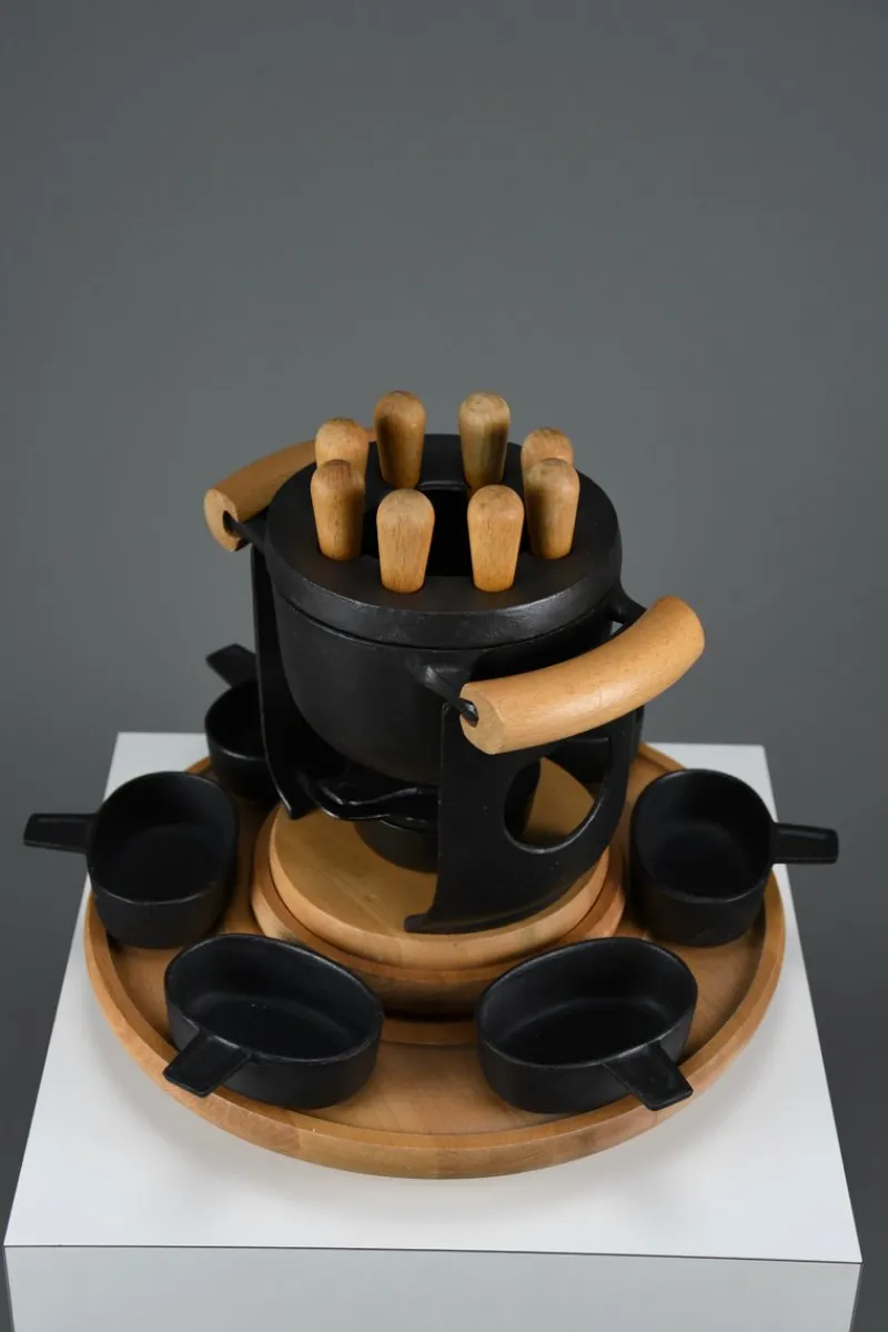 Pamono Mid-Century Modern Cast Iron and Wood Fondue Set by Richard Nissen for Bodum, 1960s, Set of 18> Dinnerware Accessories