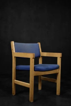 Sale Pamono Mid-Century Modern Danish Oak and Blue Fabric Chair by Hans J. Wegner for Getama, 1960s