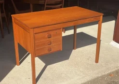 Pamono Mid-Century Modern Danish Teak Desk by Domino Mobler, 1960><noscript><img width=