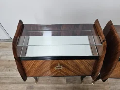 Pamono Mid-Century Modern Italian Mahogany-Clad Nightstands with Mirror Tops, 1950s, Set of 2><noscript><img width=