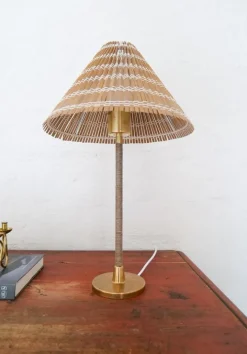 Pamono Mid-Century Modern Table Lamp in Brass and Rattan, 1960s><noscript><img width=