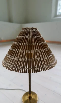 Pamono Mid-Century Modern Table Lamp in Brass and Rattan, 1960s><noscript><img width=