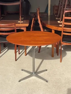 Pamono Mid-Century Modern Teak Round Dining Table by Arne Jacobsen for Fritz Hansen, 1950s> Dining Tables & Sets