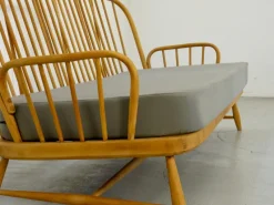 Pamono Mid-Century Modern Windsor Three-Seater Sofa by Lucian Ercolani for Ercol, 1960s><noscript><img width=