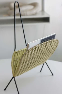 Pamono Mid-Century Peacock Magazine Rack in Rattan and Wire, 1950s><noscript><img width=