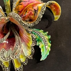 Pamono Mid-Century Silver Enamelled Orchid or Iris Flower Brooch><noscript><img width=