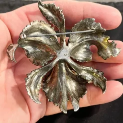 Pamono Mid-Century Silver Enamelled Orchid or Iris Flower Brooch><noscript><img width=