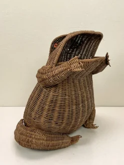 Pamono Mid-Century Vintage Rattan Frog Magazine Holder, 1970s> Magazine Racks