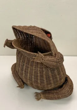 Pamono Mid-Century Vintage Rattan Frog Magazine Holder, 1970s><noscript><img width=