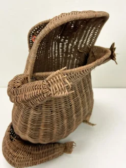 Pamono Mid-Century Vintage Rattan Frog Magazine Holder, 1970s><noscript><img width=