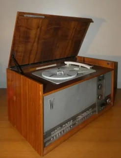 Best Pamono Model WR 718 Turntable Radio in Wood and Bakelite from Watt Radio, Italy, 1960s