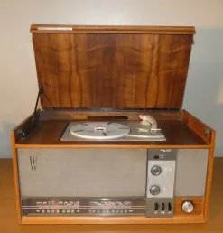 Best Pamono Model WR 718 Turntable Radio in Wood and Bakelite from Watt Radio, Italy, 1960s