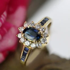 New Pamono Modern Sapphire and Diamonds Ring in 18 Karat Yellow Gold