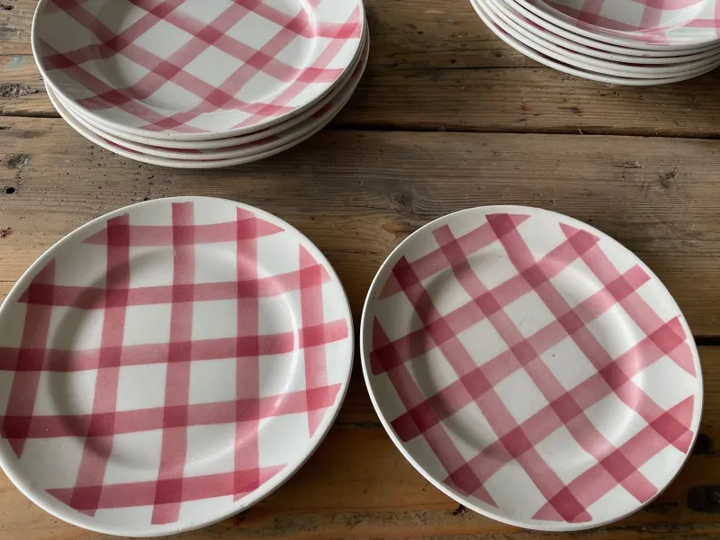 Pamono Moulin Des Loups Pink Tablecloth Dinnerware Set, 1950s, Set of 13