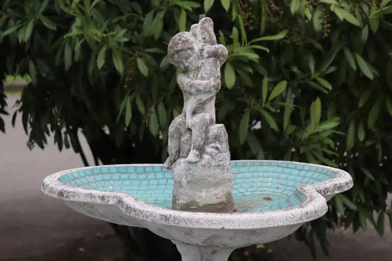 Pamono Neoclassical Garden Fountain with Statue, Early 20th Century> Garden Accessories