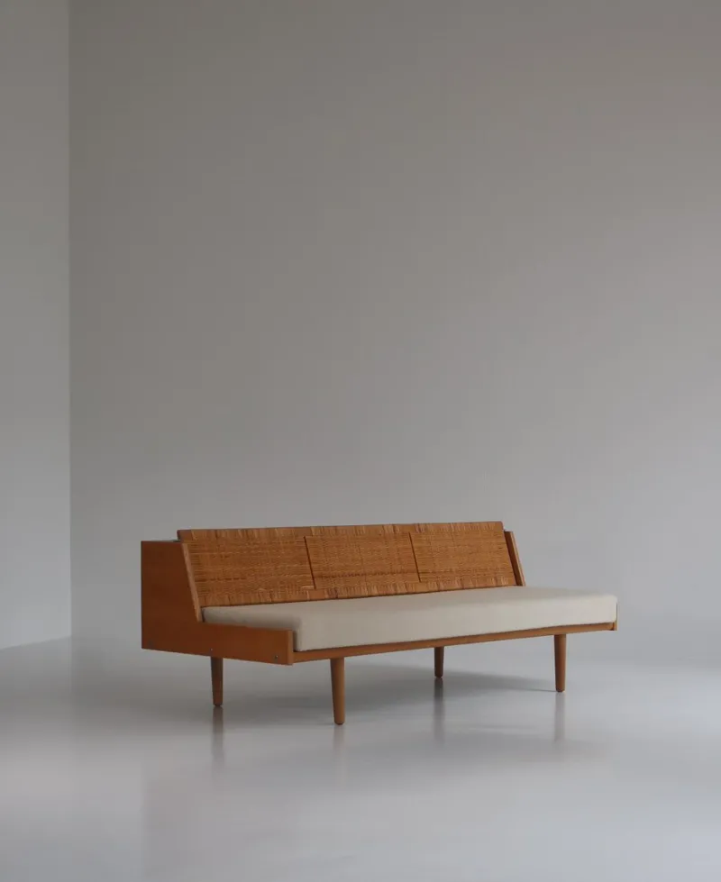 Pamono Oak and Rattan GE7 Daybed by Hans J. Wegner for GETAMA> Daybeds & Chaises Lounges