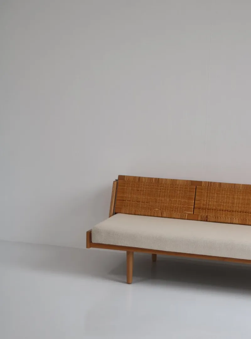 Pamono Oak and Rattan GE7 Daybed by Hans J. Wegner for GETAMA> Daybeds & Chaises Lounges