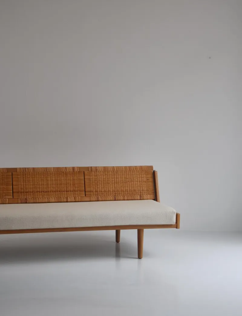 Pamono Oak and Rattan GE7 Daybed by Hans J. Wegner for GETAMA> Daybeds & Chaises Lounges
