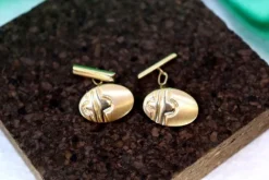 Pamono Oval Gold Cufflinks with Reliefs and Bands on the Crossbars, Set of 2><noscript><img width=