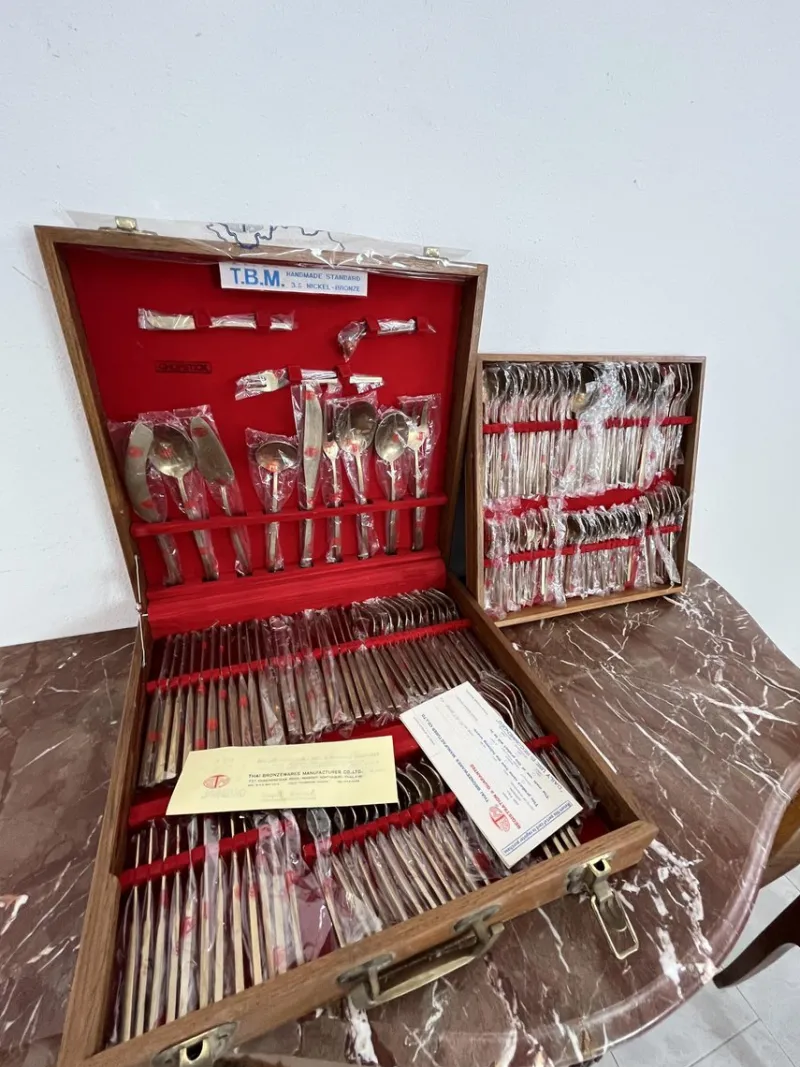 Pamono 120-Piece Oriental Brass Cutlery Set, 1977, Set of 120> Dinnerware Accessories