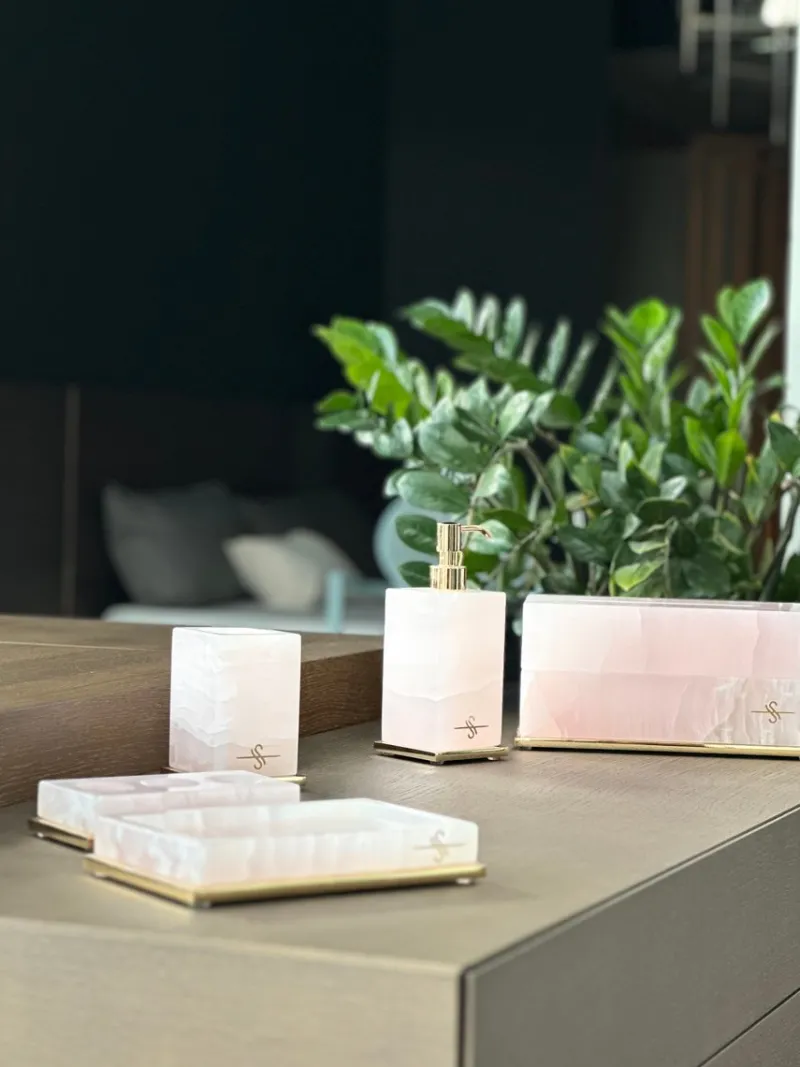 Pamono Pink Onyx Bathroom Set by Euromarmi Store, Set of 4> Decorative Objects