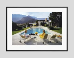 Pamono Poolside Glamour Oversize C Print Framed in Black by Slim Aarons> Mid-Century
