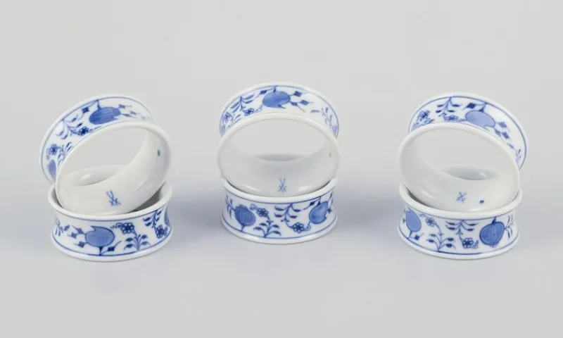 Pamono Porcelain Napkin Rings with Blue Onion Pattern from Meissen, Germany, Set of 6> Dinnerware Accessories
