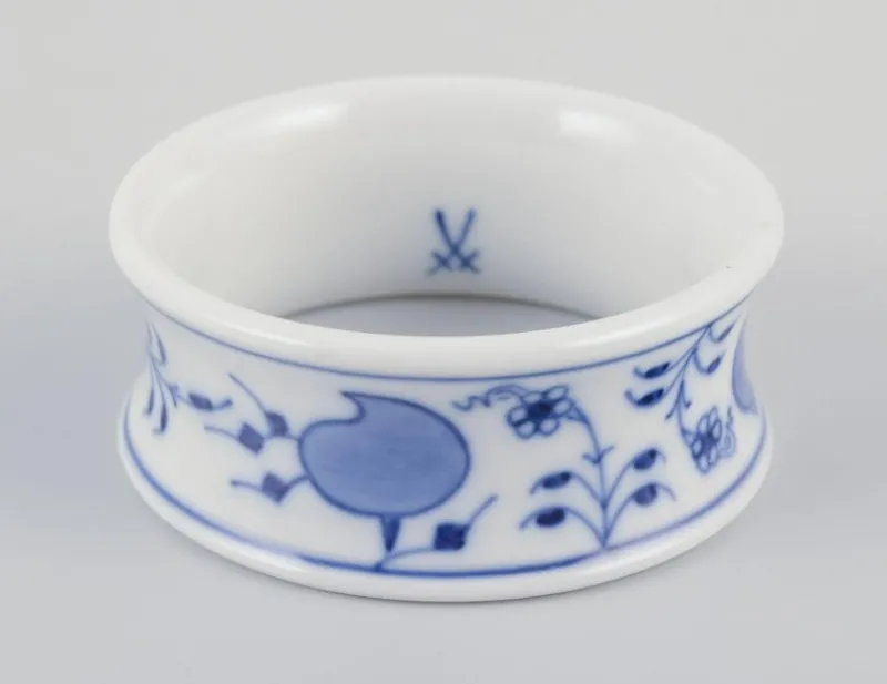 Pamono Porcelain Napkin Rings with Blue Onion Pattern from Meissen, Germany, Set of 6> Dinnerware Accessories