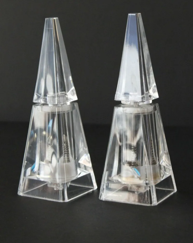 Pamono Postmodern Acrylic Salt & Pepper Mill by Wayne Husted for Blenko Grainware Co. Pyramid, 1980s, Set of 2> Salt & Pepper Shakers