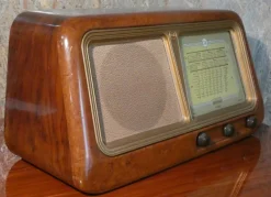 Pamono Radio 2105 in Bakelite and Briarwood by CGE, 1940s> Electronics