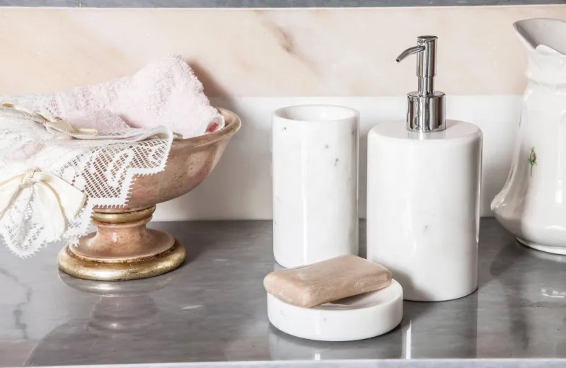 Pamono Rounded Set for Bathroom in White Carrara Marble, Set of 3> Decorative Objects