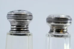 Pamono Salt and Pepper Shakers in Cut Glass with Silver-Plated Lids, Set of 2> Salt & Pepper Shakers