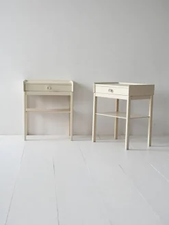 Pamono Scandinavian White Lacquered Bedside Tables, 1960s, Set of 2> Nightstands