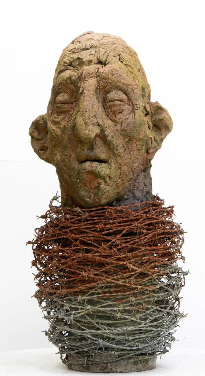 Pamono Óscar Aldonza Torres, Testa 14, 2019, Stoneware Fired in Reduction with Embedded Barbed Wire> Sculpture