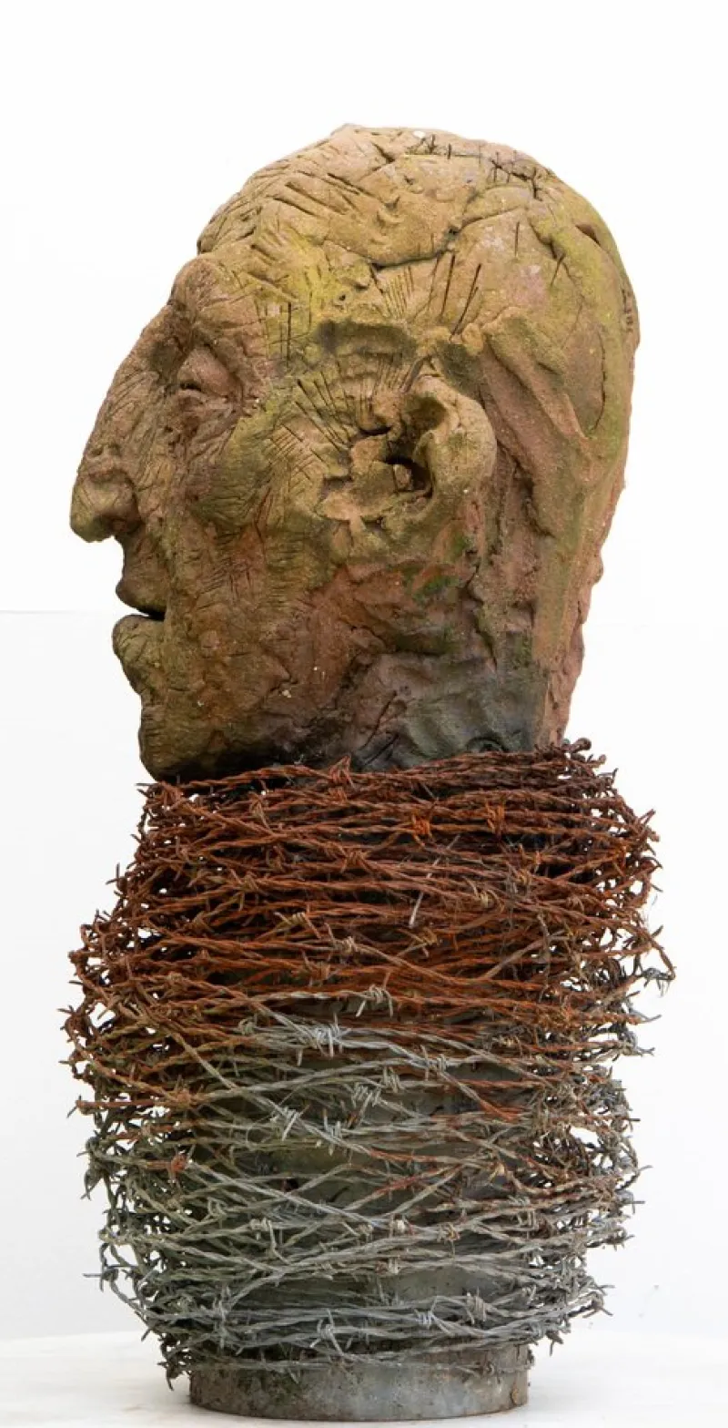 Pamono Óscar Aldonza Torres, Testa 14, 2019, Stoneware Fired in Reduction with Embedded Barbed Wire> Sculpture