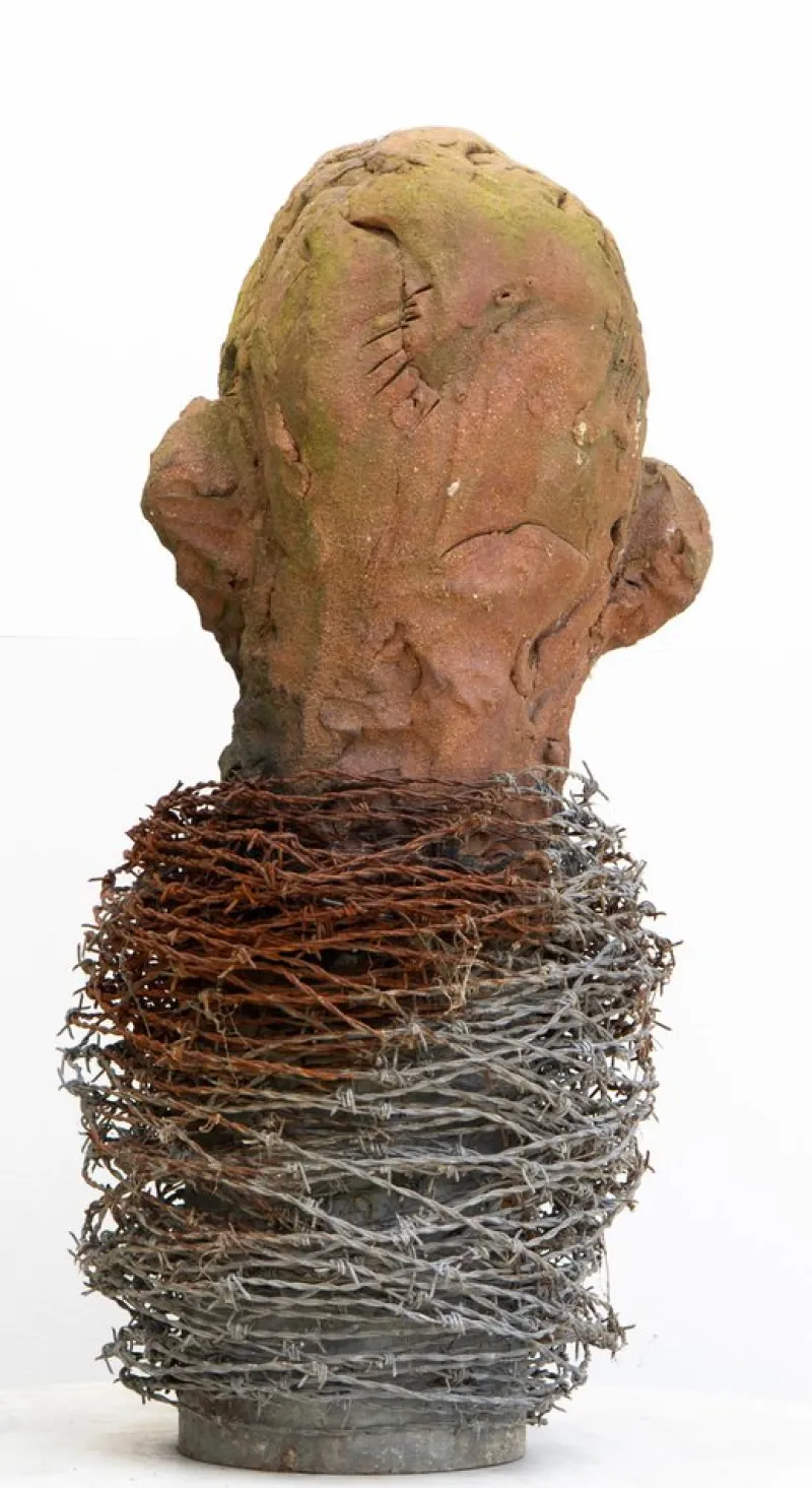 Pamono Óscar Aldonza Torres, Testa 14, 2019, Stoneware Fired in Reduction with Embedded Barbed Wire> Sculpture