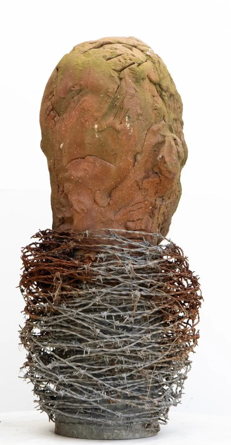 Pamono Óscar Aldonza Torres, Testa 14, 2019, Stoneware Fired in Reduction with Embedded Barbed Wire> Sculpture